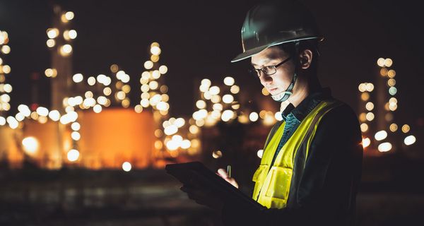 Mann, arbeitet nachts auf einer Baustelle.