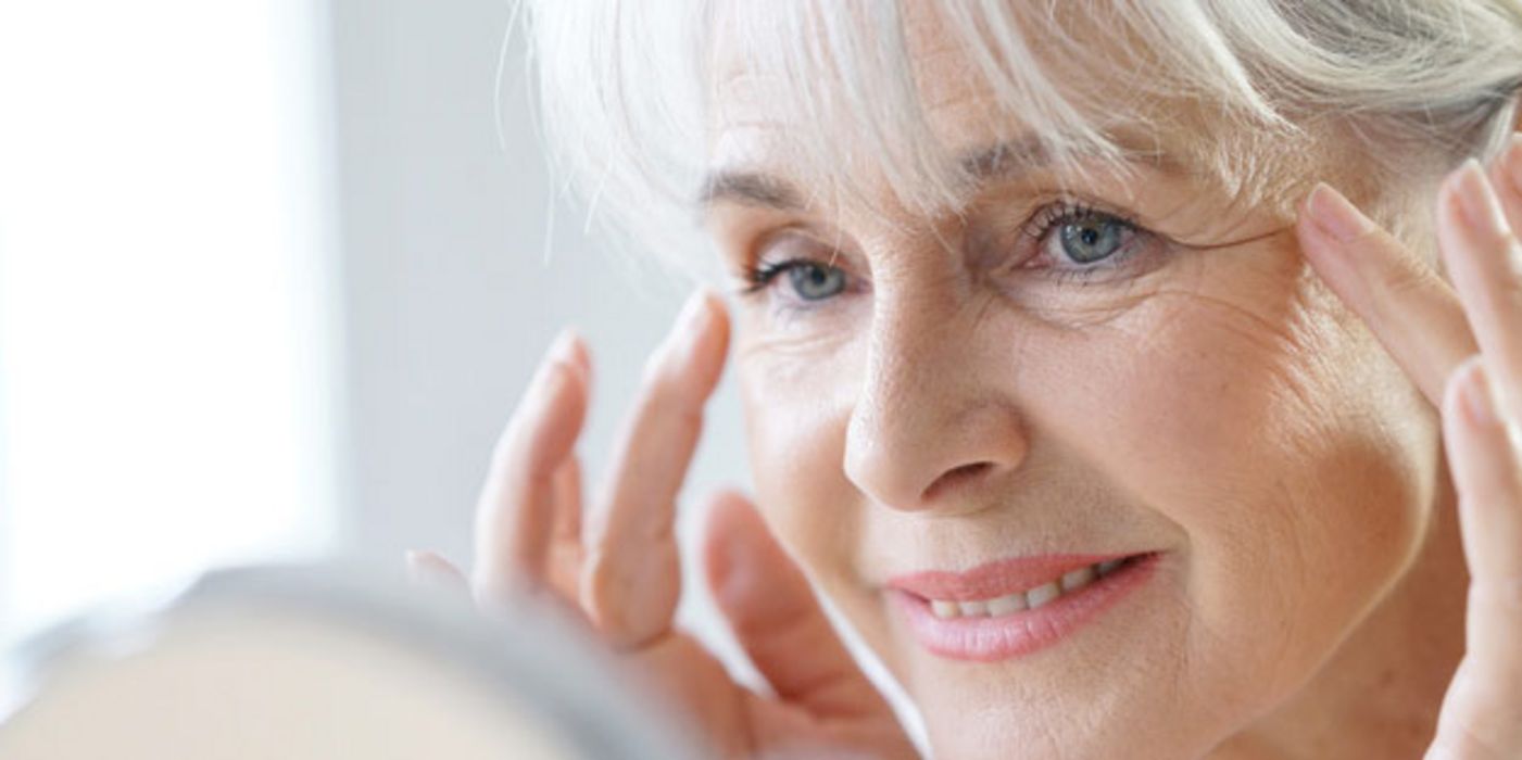 Zusätzlich zur Hautpflege können Gesichtsübungen zu einer jugendlichen Ausstrahlung beitragen.