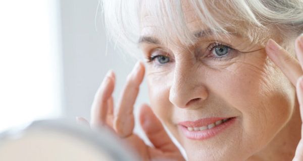 Zusätzlich zur Hautpflege können Gesichtsübungen zu einer jugendlichen Ausstrahlung beitragen.