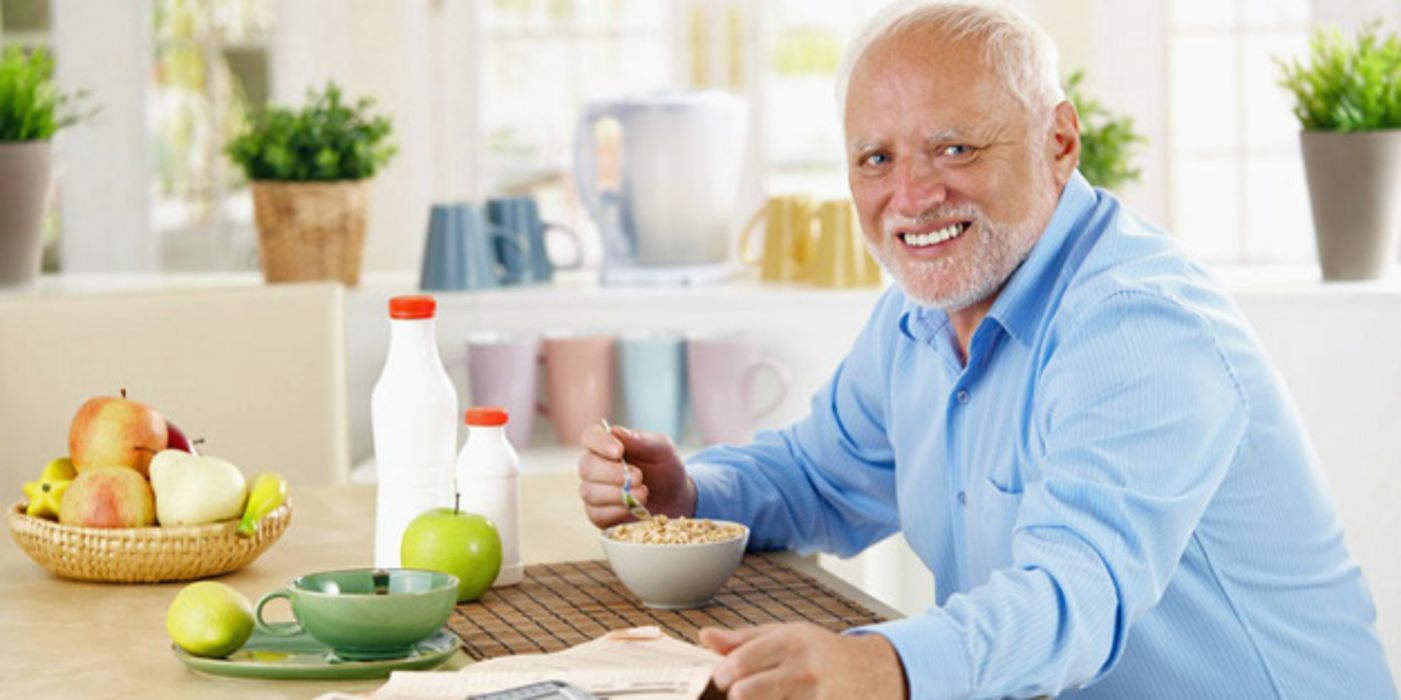 Älterer Mann beim Frühstück