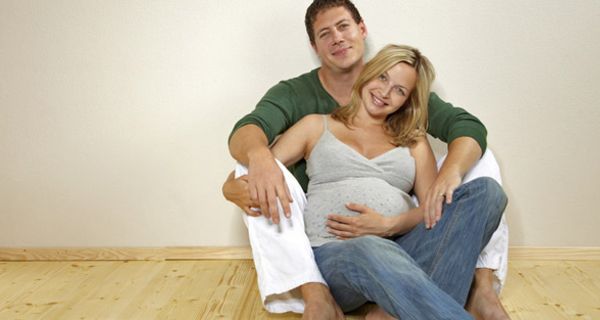 Schwangere Frau mit Mann