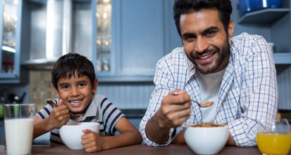 Ballaststoffe, wie in Müsli, sind gesund, können aber zu Blähungen führen.