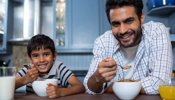 Ballaststoffe, wie in Müsli, sind gesund, können aber zu Blähungen führen.