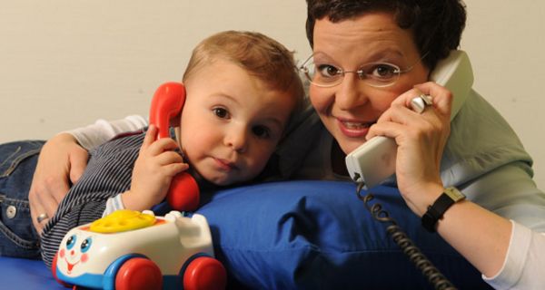 Kind und Mutter spielen mit dem Telefon.