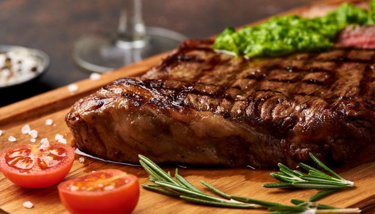 Gegrillte Kalbssteaks mit Pfirsich-Soße | aponet.de