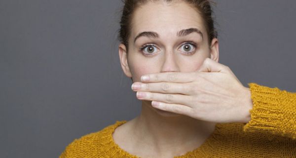 Bei Mundgeruch können sich Betroffene dem Apotheker anvertrauen.