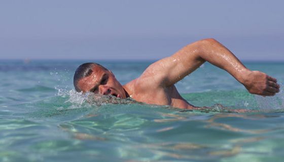 Baden im Meer kann das Risiko für einige Erkrankungen erhöhen.