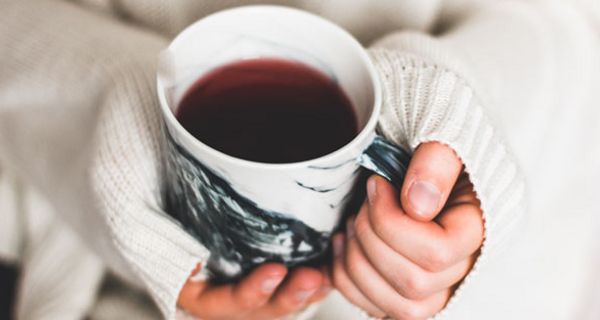 Viel zu trinken hilft Frauen, einer Blasenentzündung vorzubeugen.