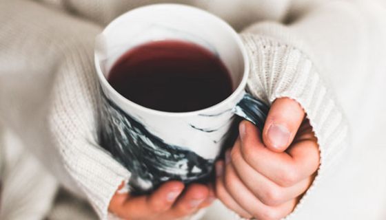 Viel zu trinken hilft Frauen, einer Blasenentzündung vorzubeugen.