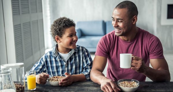 Vater und Sohn, essen gemeinsam Frühstück.