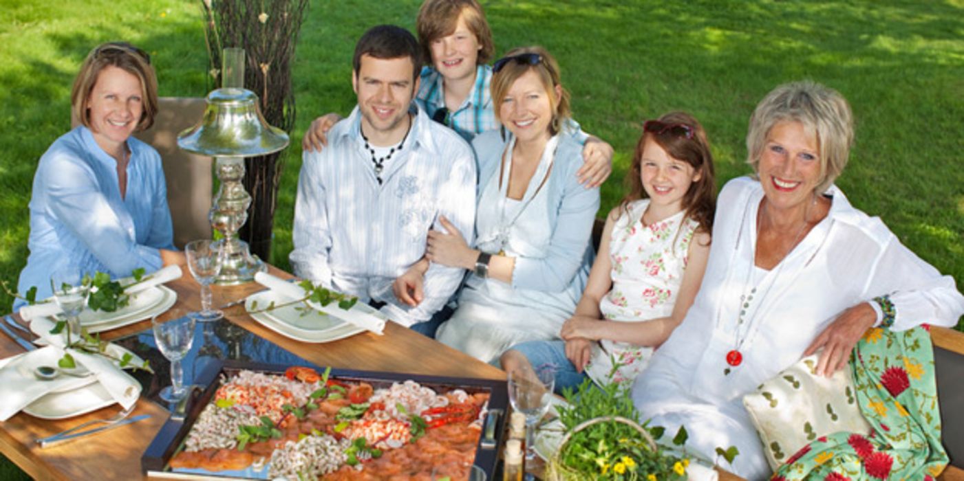 Großfamilie beim Essen im Garten