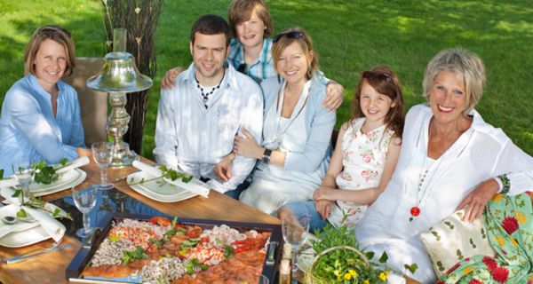 Großfamilie beim Essen im Garten