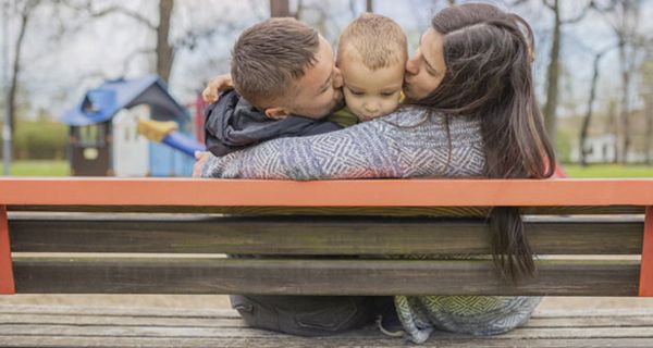 Überfürsorgliche Eltern schaden ihren Kindern.