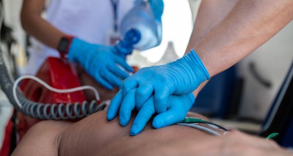 Patient, wird vom Rettungsteam wiederbelebt.