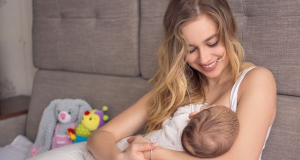 Junge Frau stillt ihr Baby.