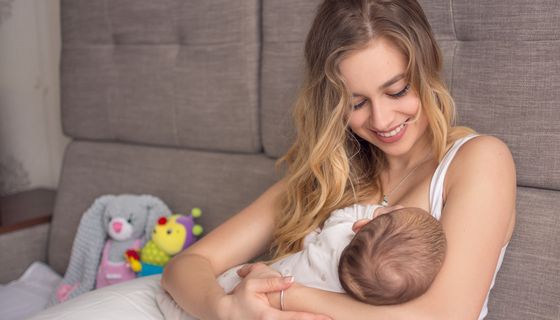 Junge Frau stillt ihr Baby.