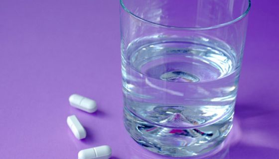 Tabletten und Wasserglas