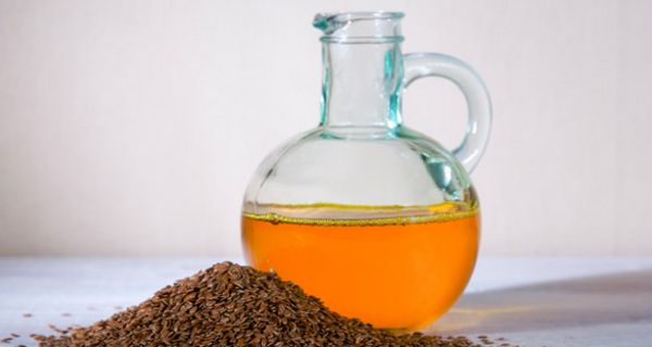 Leinöl in Karaffe und Leinölsamen