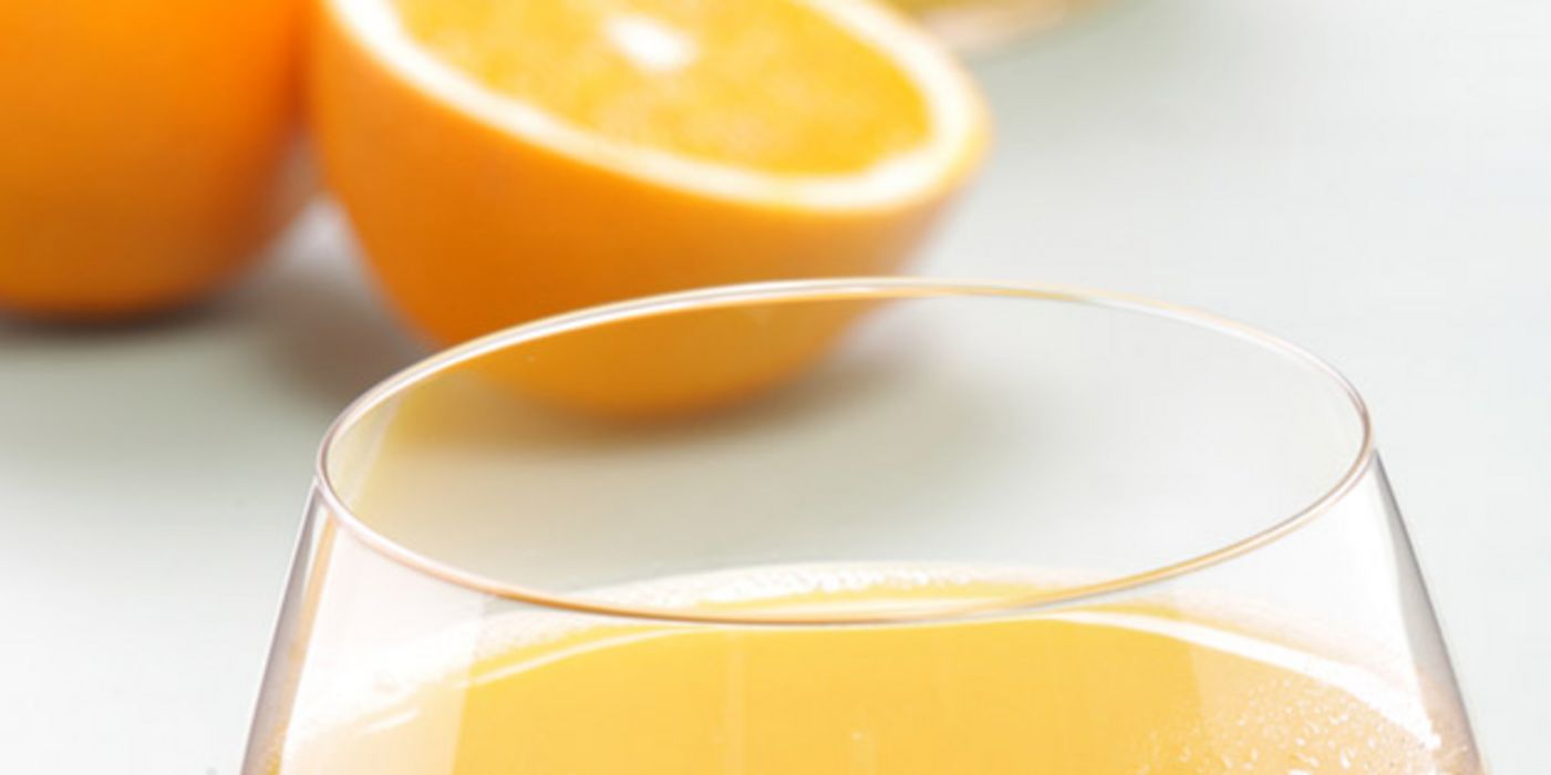 Nährstoffe aus Orangensaft nimmt der Körper besser auf.
