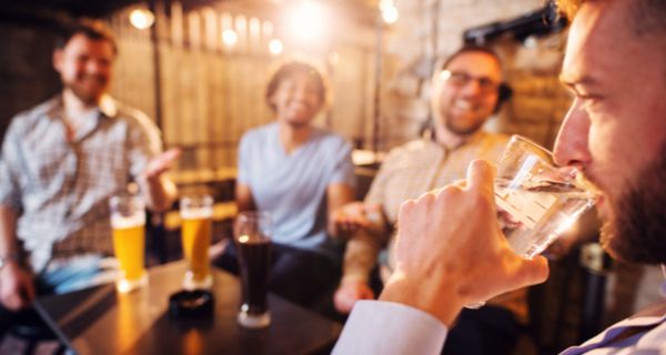 Wer nach einem geselligen Abend noch Auto fährt, ist mit einem Glas Wasser besser beraten als mit Bier oder Wein.