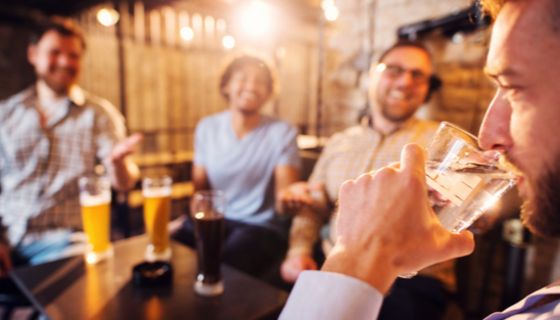 Wer nach einem geselligen Abend noch Auto fährt, ist mit einem Glas Wasser besser beraten als mit Bier oder Wein.