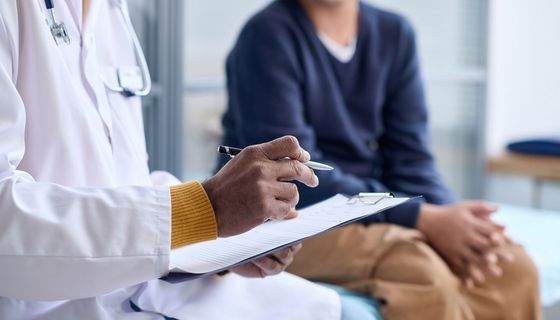 Arzt, berät einen Patienten.