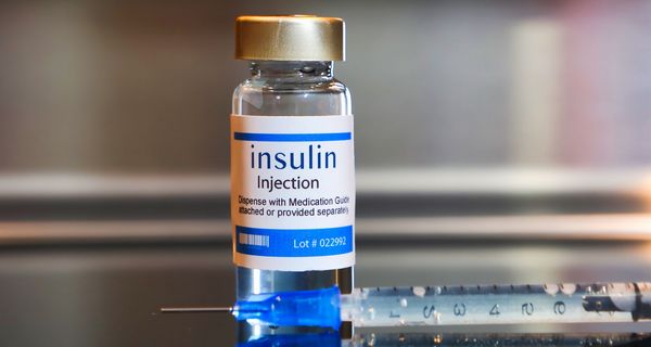 Flache mit Insulin und Spritze 