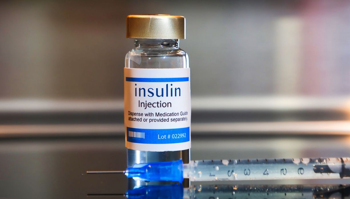 Flache mit Insulin und Spritze 
