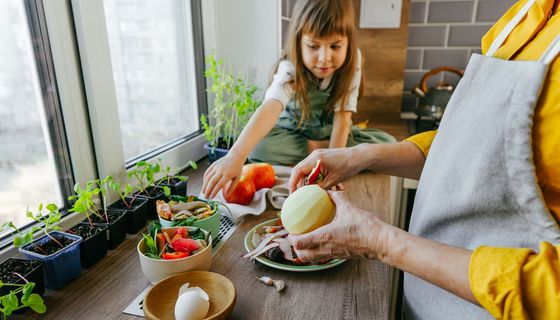 Mutter und Kind, kochen zusammen in der Küche.