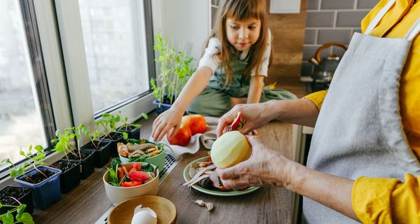 Mutter und Kind, kochen zusammen in der Küche.