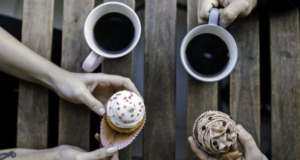 Cupcakes und zwei Tassen Kaffee.