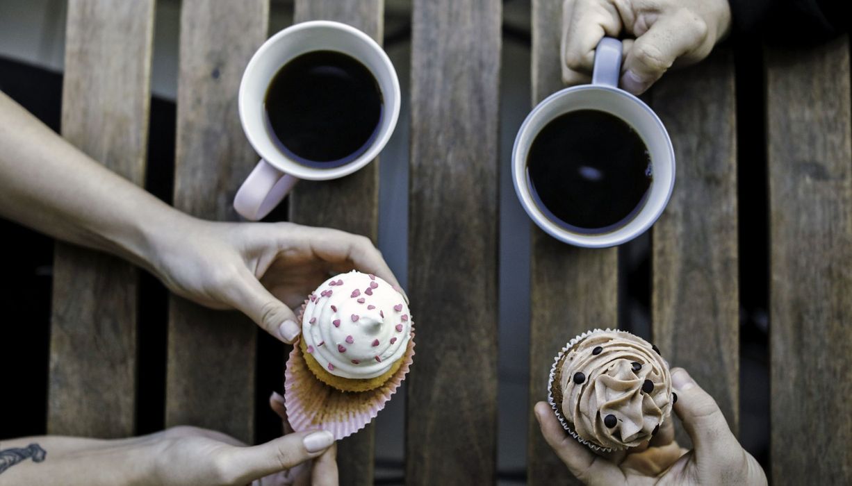 Cupcakes und zwei Tassen Kaffee.