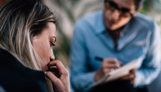 Junge Frau in der Psychotherapie.
