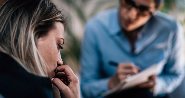 Junge Frau in der Psychotherapie.