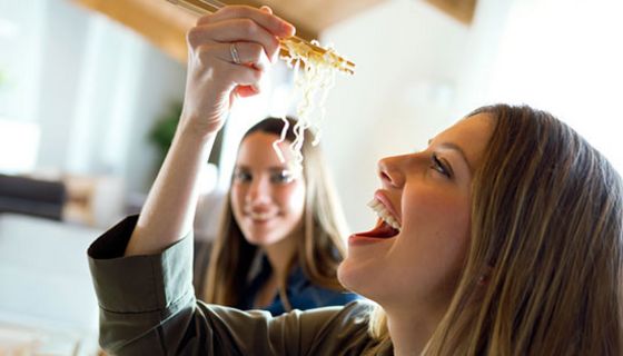 Popcorn schmeckt besser, wenn man es mit Stäbchen isst.