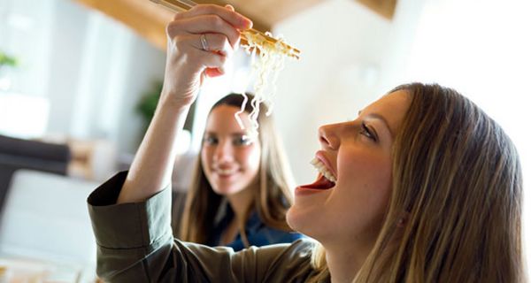 Popcorn schmeckt besser, wenn man es mit Stäbchen isst.