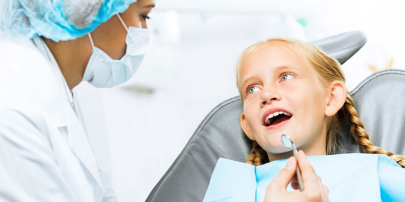 Kranke Zähne machen sich auf unterschiedliche Weise bemerkbar.