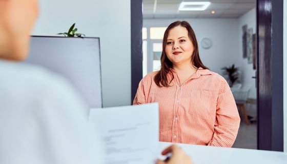 Übergewichtige Frau, sitzt auf ihrem Stuhl.