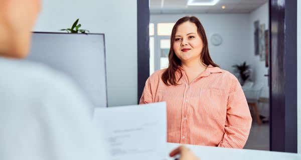 Übergewichtige Frau, sitzt auf ihrem Stuhl.