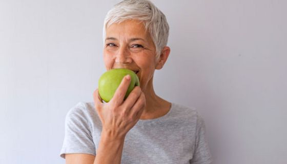 Viel Obst und Gemüse können Wechseljahresbeschwerden mindern.
