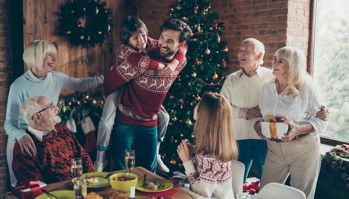 Familie feiert gemeinsam Weihnachten ohne elektronischen Geräte