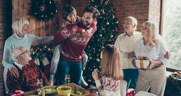 Familie feiert gemeinsam Weihnachten ohne elektronischen Geräte