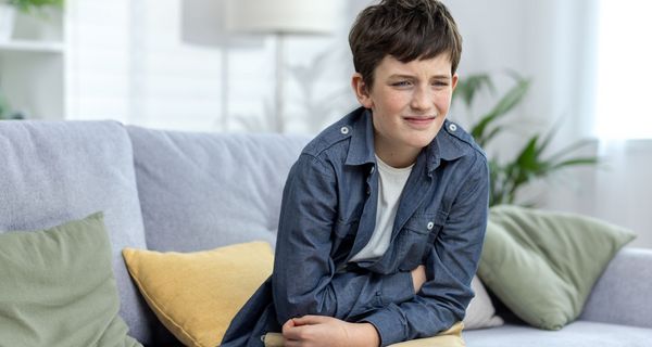Junge mit starken Bauchschmerzen.