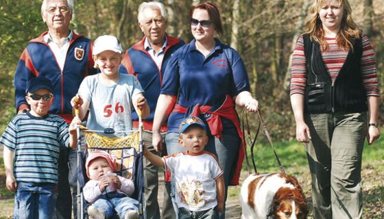 Großfamilie beim Sonntagsspaziergang