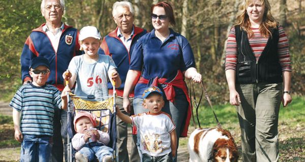 Großfamilie beim Sonntagsspaziergang