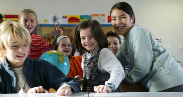 Grundschüler im Klassenraum