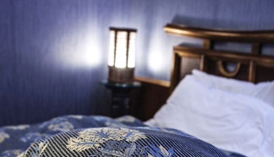 Leeres Bett in dunklem Zimmer