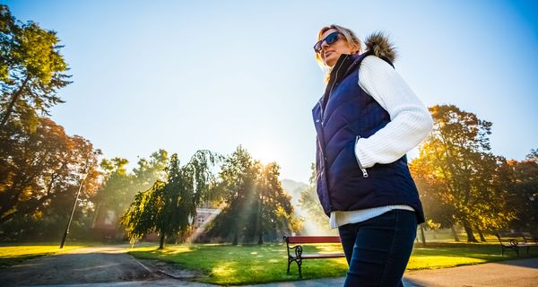 Frau geht im Park spazieren.