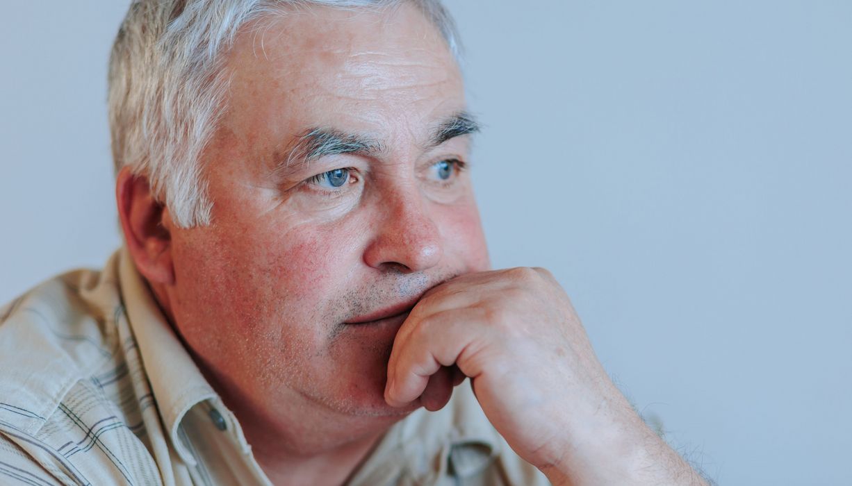Älterer Mann, depressiv.