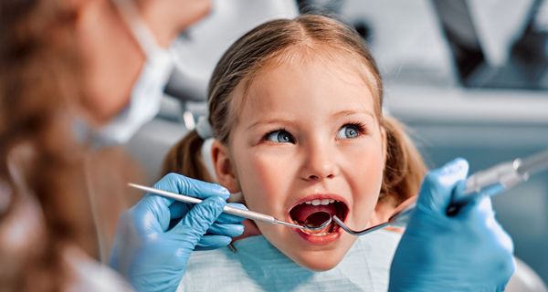 Kind bei einer Zahnarztuntersuchung.